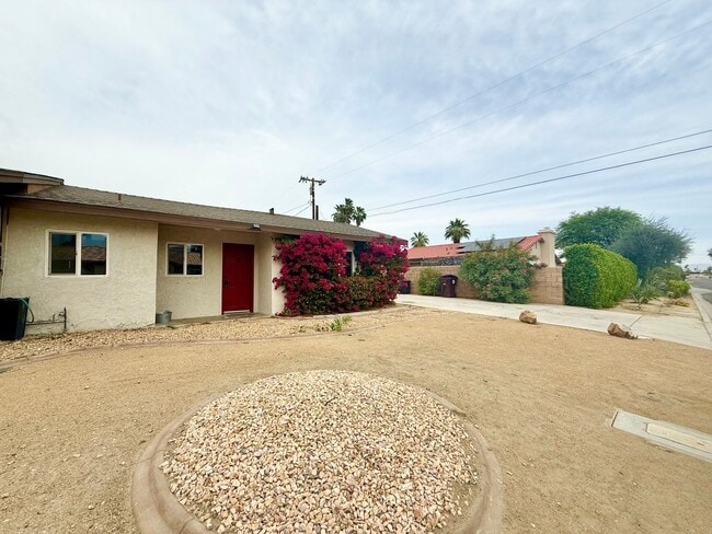 Building Photo - AVAILABLE NOW!!  RECENTLY UPDATED 1 Bedroom 1 Bathroom!! Apartment in Palm Desert Unit 01