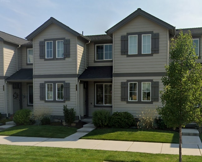 Building Photo - Cozy 3 Bed, 2.5 Bath Townhome in Prime Location!