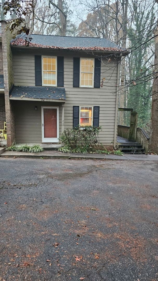 Building Photo - CHARMING 2 BEDROOM TOWNHOME-1/2 MILE FROM ...