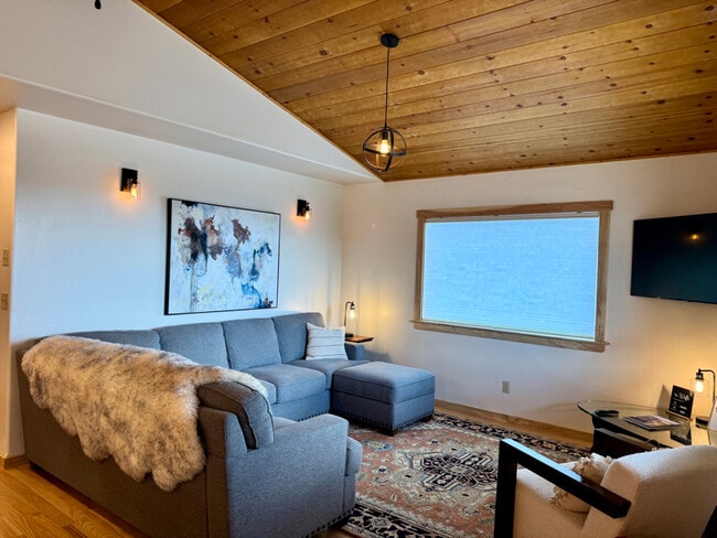 245 Kokanee Dr E