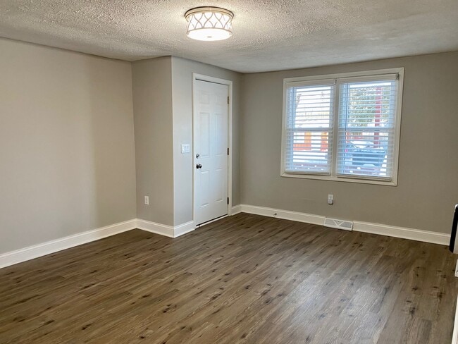 Sala de estar - Foto 2 - 2520 42nd St NW Unidad 2520