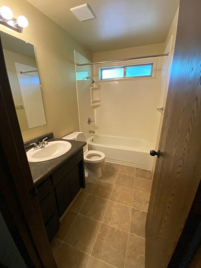 Building Photo - R202-206 Unit #204