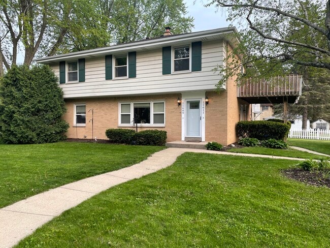 3 Bedroom, 1.5 Bath Upper Duplex 1250sq.ft - 11611 W Elmhurst Pky Unit Upper