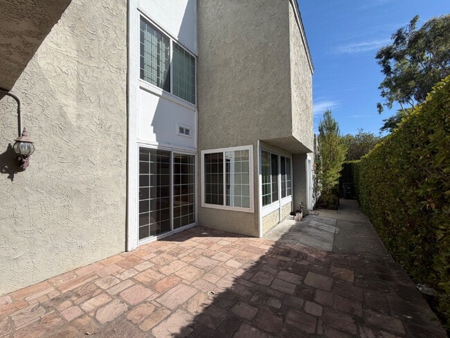 Photo - Great location in Lake Forest!