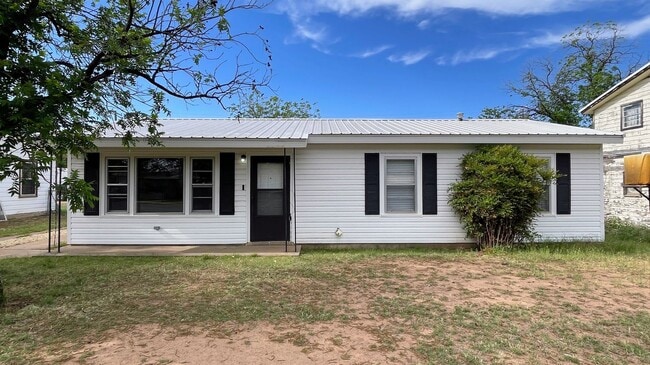 Building Photo - Your Snyder Sanctuary Awaits: 3 Beds, Big Yard & All the Modern Comforts You Crave!