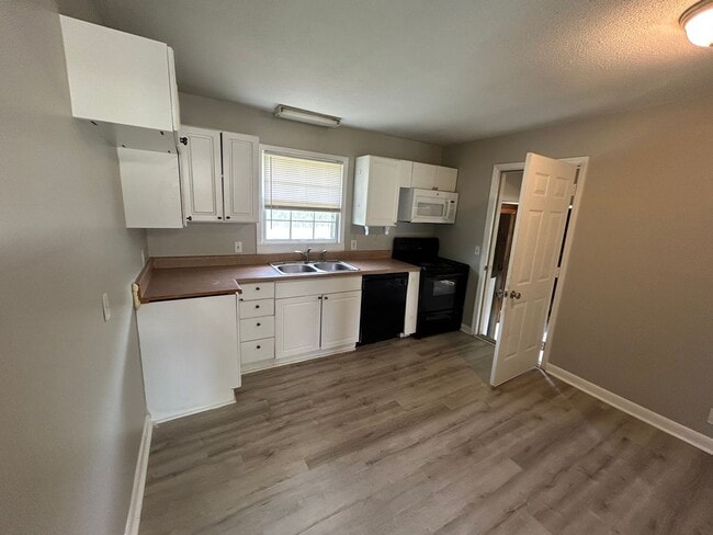 Photo - 3br 1.5 BA with fence