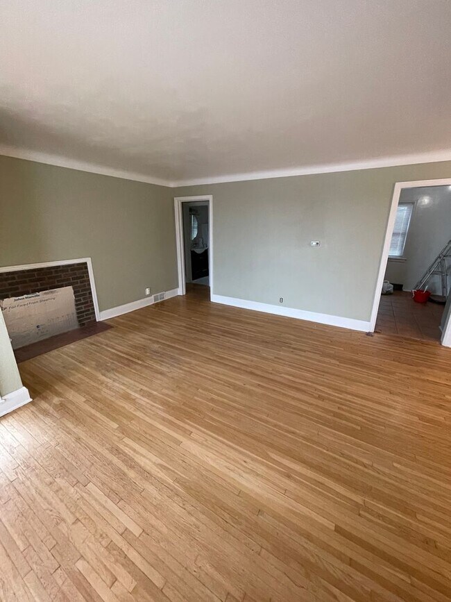 Photo - AVAILABLE NOW- 3 bbed 2 bath home!