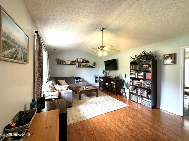 Photo - 304 Woody Way
