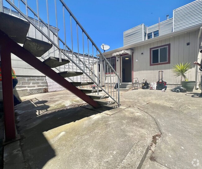 Building Photo - 38 Williams Ave Unit 38 Williams Ave,  C Rental