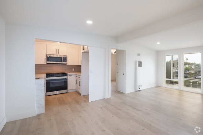 1BR, 1BA - 700SF - Living Room