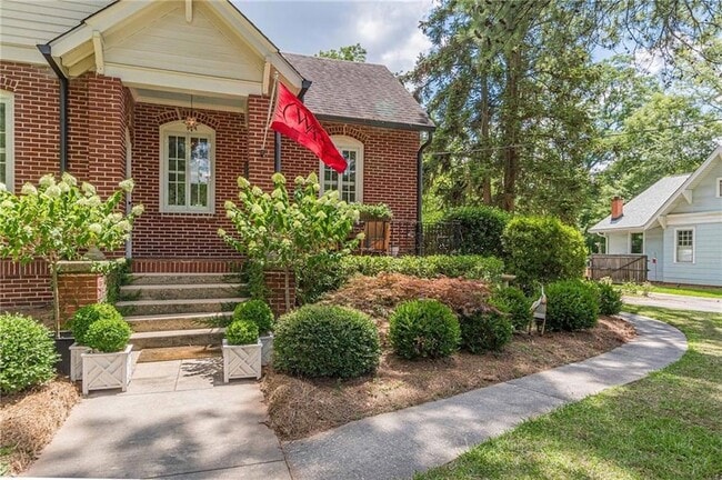 Photo - 1878 Cambridge Ave