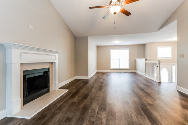 Photo - 595 Embassy Walk