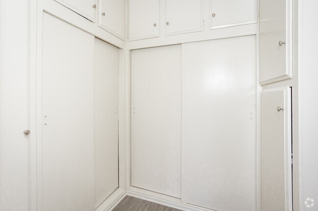 Studio - 418SF - Closet
