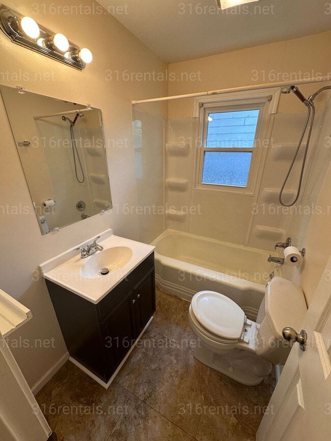 Photo - $725 - 2 bed 1 bath - Duplex *COMING SOON* Unit 916 N Dellrose