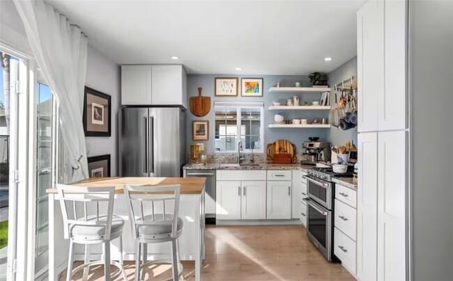1550 W Palais Rd