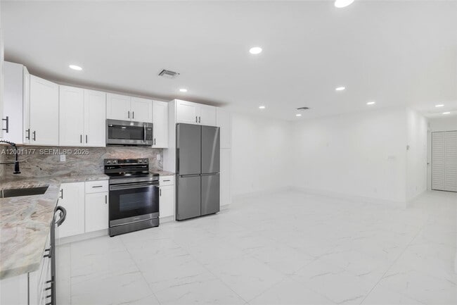 Photo - 810 SW 14th Ct