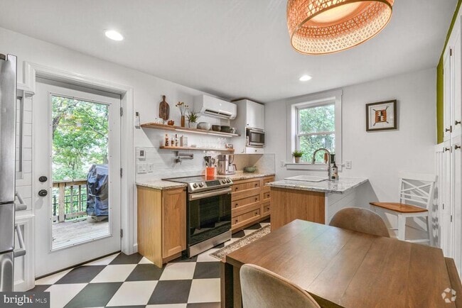 Building Photo - 2444 S Oakland St Rental