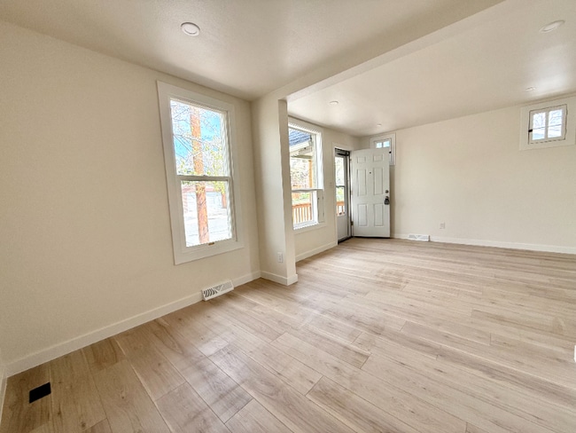 Photo - 708 E Dakota Ave