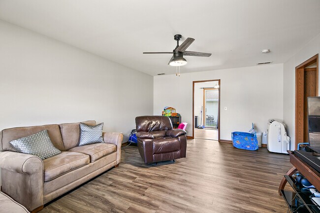 Photo - 315 N School St