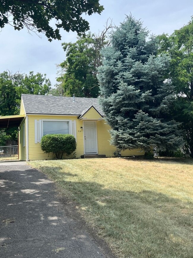 Building Photo - Charming 2 Bedroom, 1 Bath House with Fenced Yard, Carport & Laundry Hookups