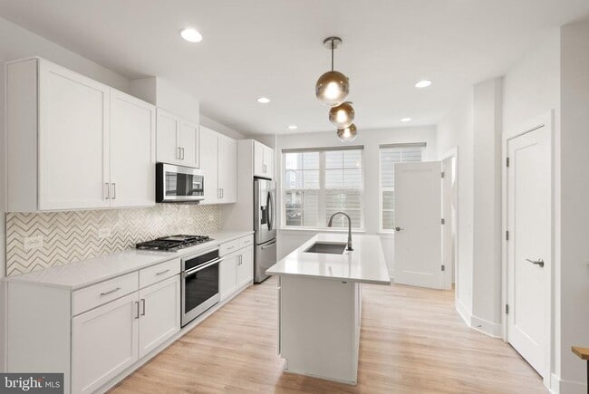 Building Photo - 1862 Michael Faraday Dr.