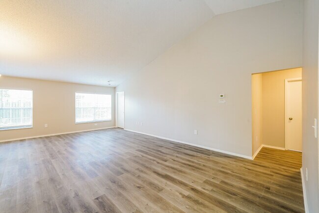 Photo - 1434 Lakehurst Way