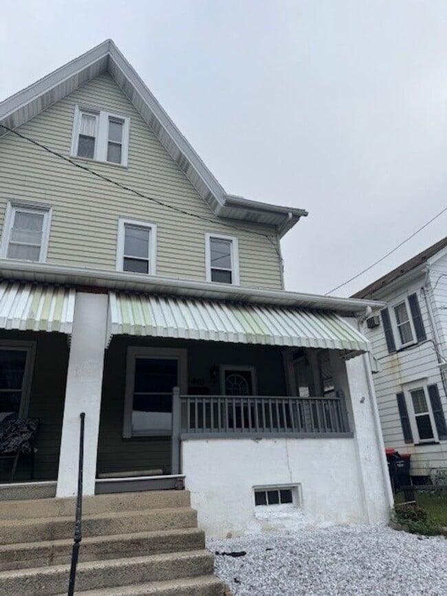 Building Photo - 3 bedroom 2 bathroom Rental