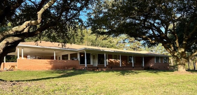 Building Photo - Spacious Ranch
