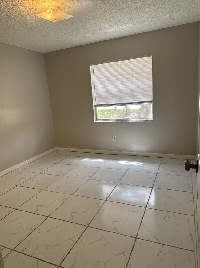 Building Photo - 2 bedroom 1 bath unit available for immedi... Rental