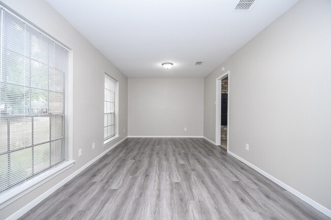 Photo - 422 Skywood Dr