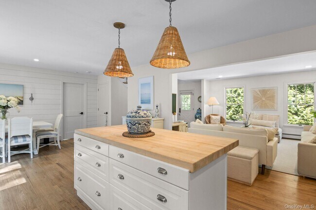 Photo - 2421 Noyack Rd