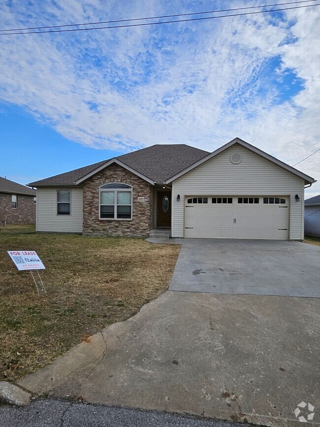 Building Photo - 3 Bedroom 2 Bath 2 Car Garage House.  Walk...