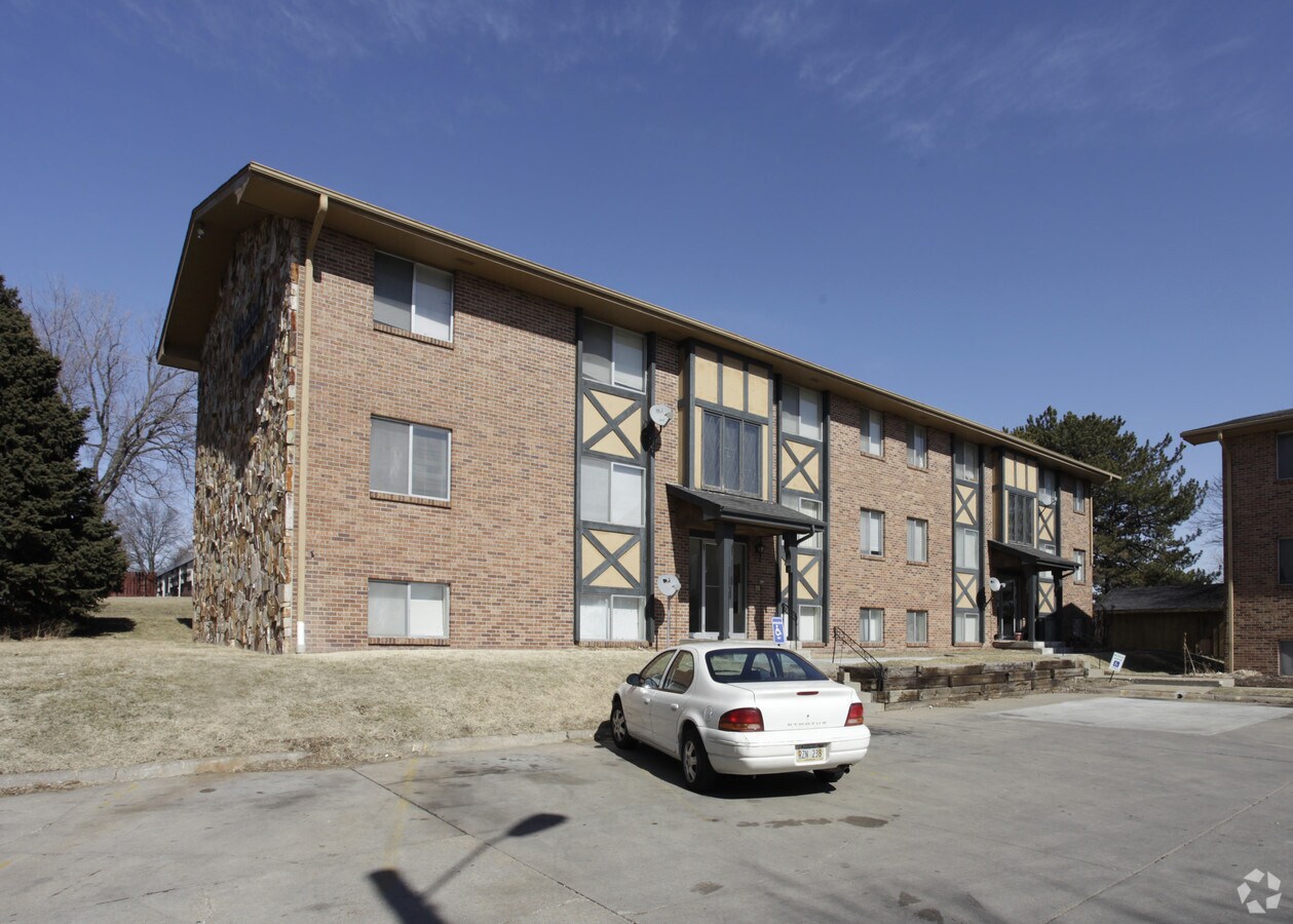 Bernard Richards Apartments - Bernard Richards Apartments