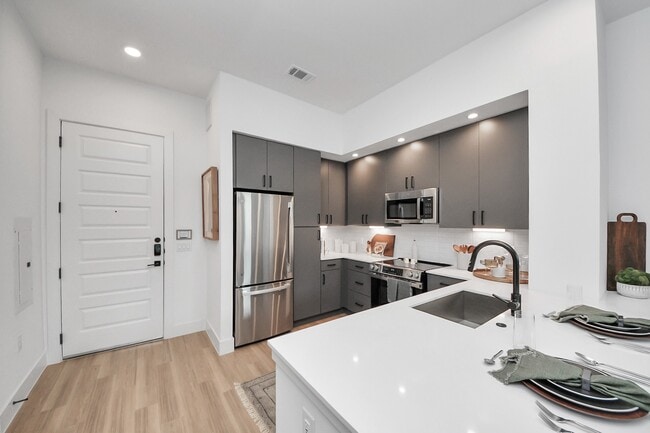 Building Photo - 15635 Memorial Dr Unit 122