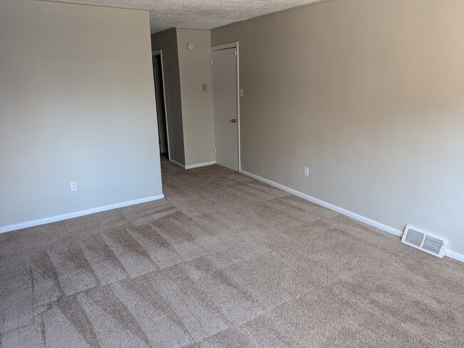 Building Photo - Spacious two bedroom apartment close to the city Unit 1