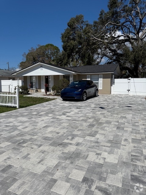 Building Photo - NEWLY RENOVATED Home For Rent in Tampa!