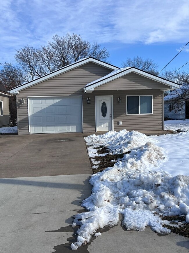 Building Photo - Well-maintained 2-bedroom, 1-bath house in a great location