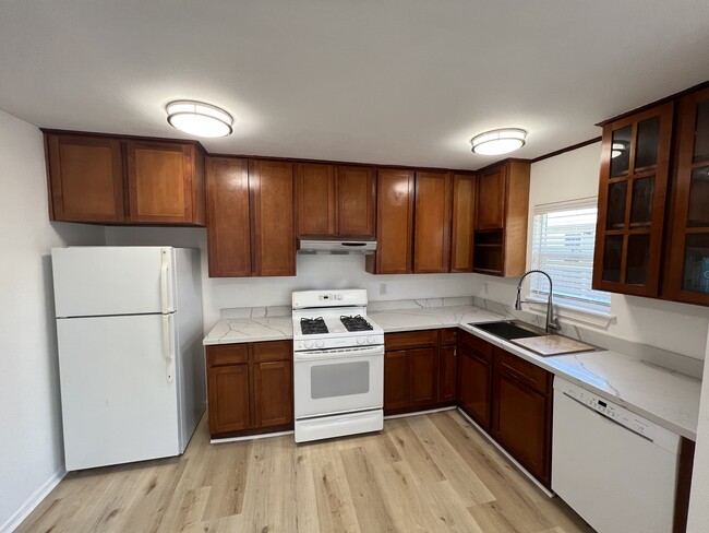 Kitchen. - 820 Gordon Ave Unit 5