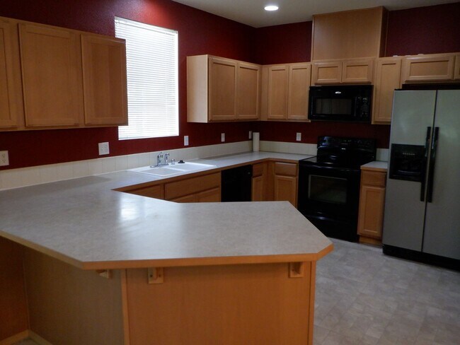 Photo - 2010 Garry Oaks Ave Unit B