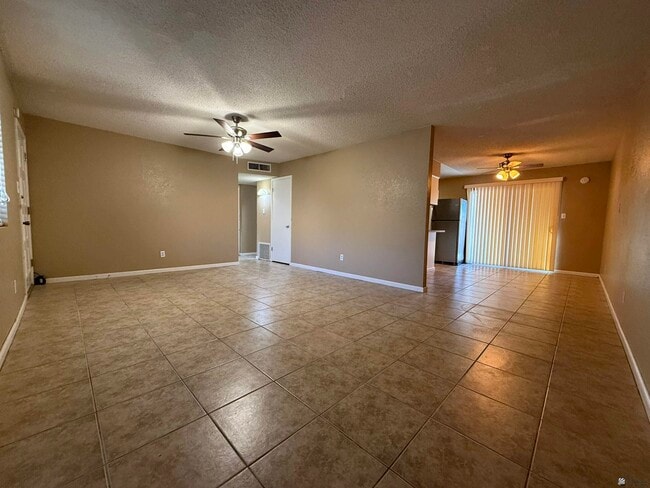 Photo - 2490 W Yowell Ct Unidad 36