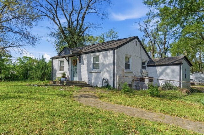 Photo - 2100 Jones Cir