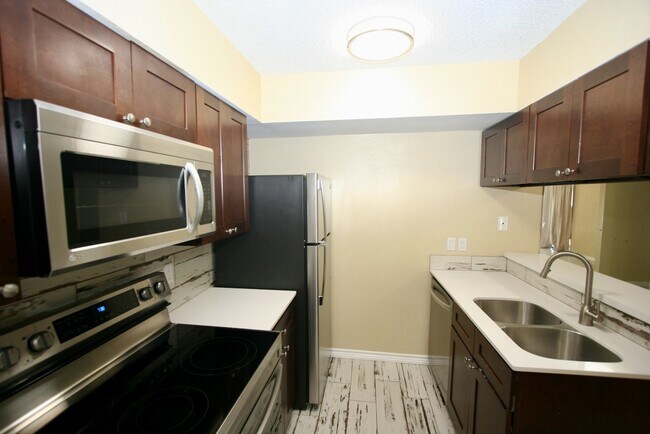 Photo - 17331 Red Oak Dr