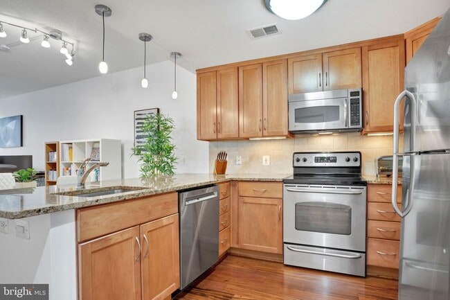 Building Photo - 888 N Quincy St Unit 207