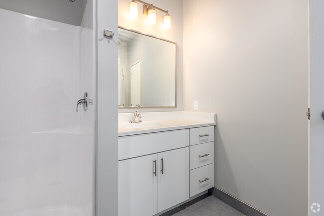 1 habitación, 1 baño - 600 pies cuadrados - Baño - Gateway Apartments