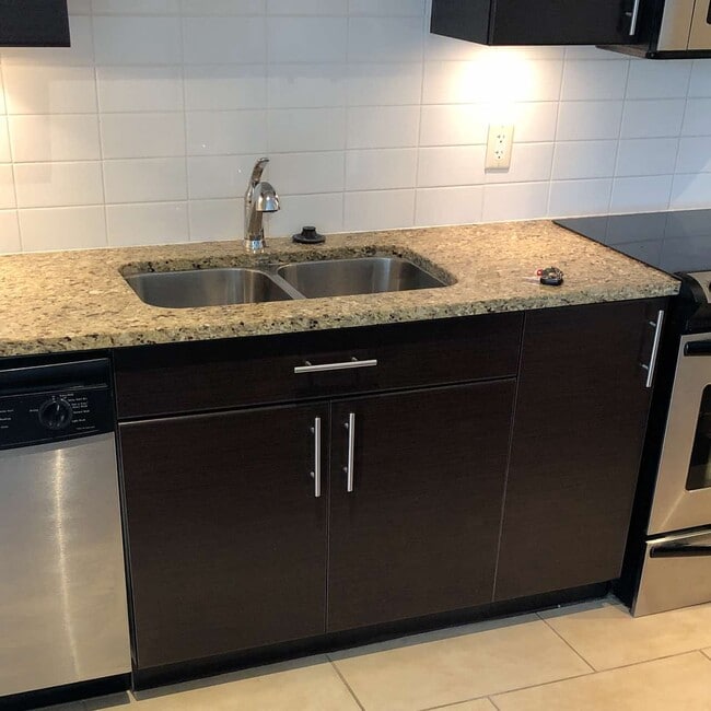 Building Photo - 555 Delestre Ave