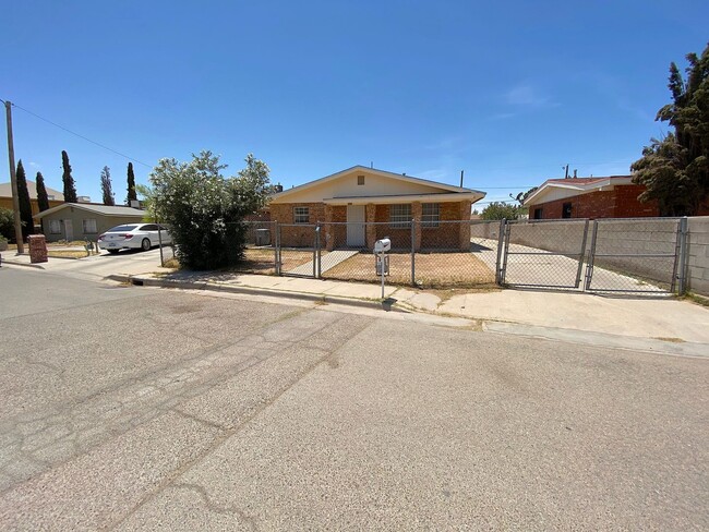 Building Photo - East El Paso 3 bed Refrig A/C