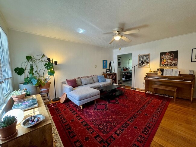 Building Photo - 202 W Poplar Ave Unit C