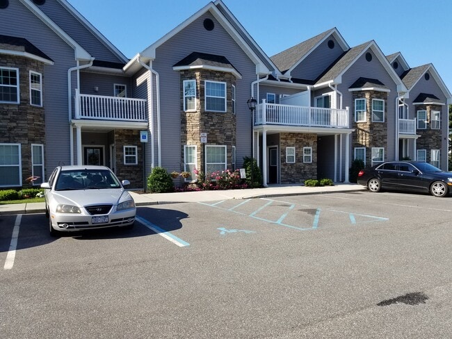 Building Photo - Fairfield Broadway Knolls North At Holbrook