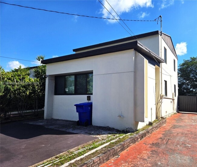 Photo - 323 SW 31st Ct Unidad 1