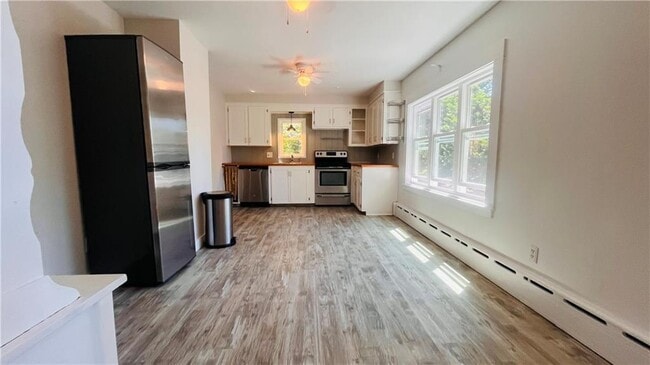Building Photo - 61 Almy St Unit 2